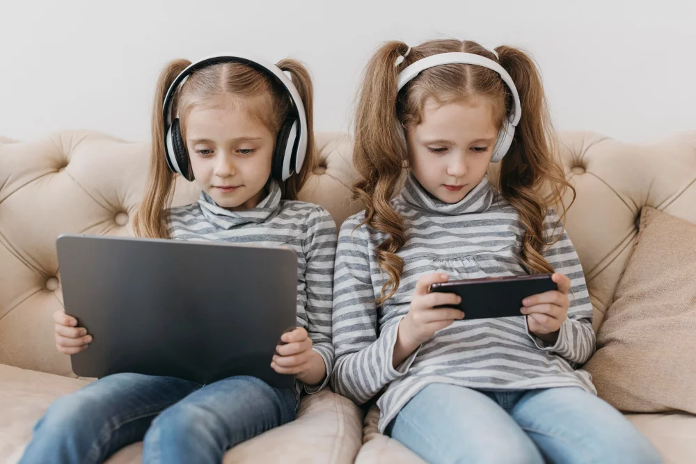 Antivírus Gratuito: Formas de Orientar os Filhos sobre o Mundo Digital 1 meninas usando notebook